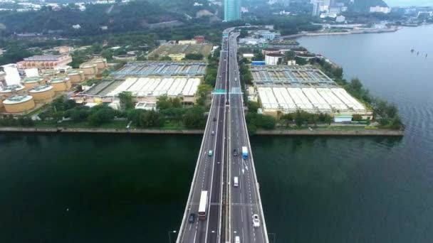 Luchtfoto uitzicht over de brug om het verkeer te controleren — Stockvideo