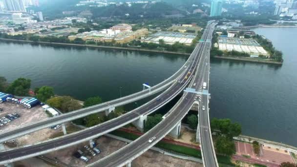 Vista aérea sobre el puente para monitorear el tráfico — Vídeos de Stock