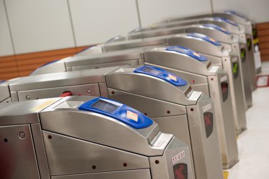 tren istasyonu girişi