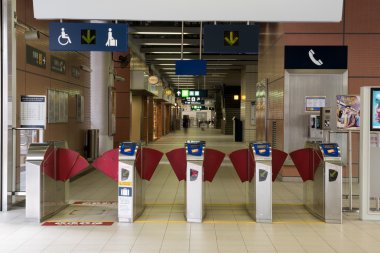 tren istasyonu girişi