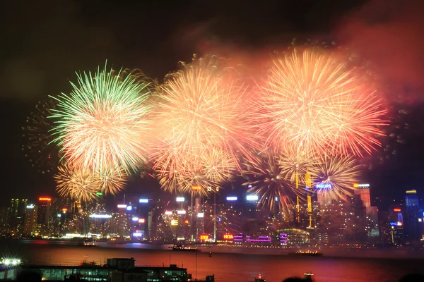 Victoria Harbour, Hong Kong renkli havai fişek — Stok fotoğraf