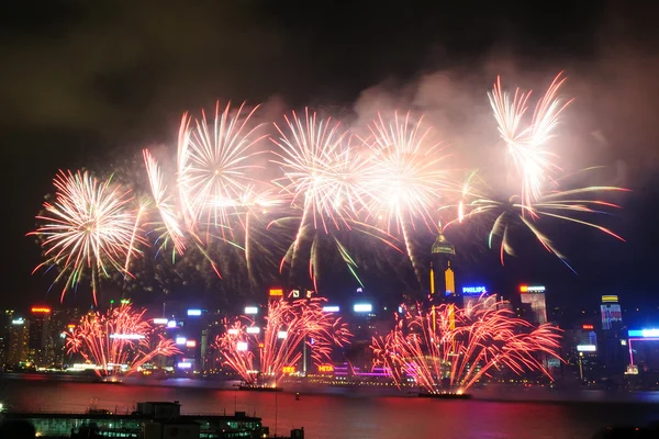 Hong Kong färgstarka fyrverkeri på Victoria Harbour — Stockfoto