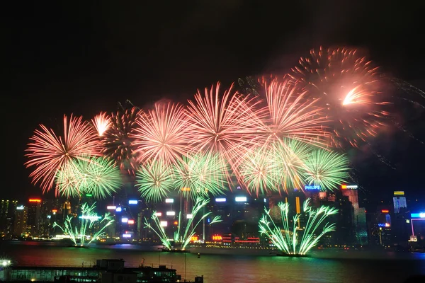 Hong Kong färgstarka fyrverkeri på Victoria Harbour — Stockfoto