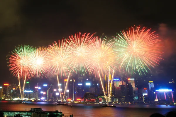 Hong Kong färgstarka fyrverkeri på Victoria Harbour — Stockfoto