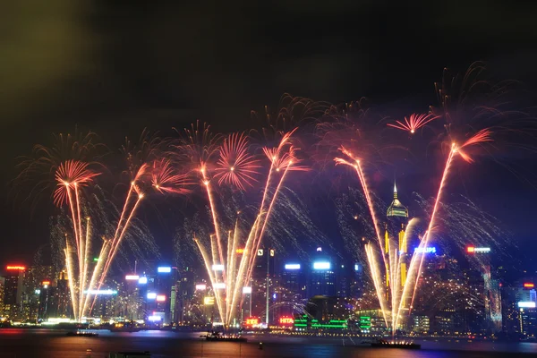 Hong Kong färgstarka fyrverkeri på Victoria Harbour — Stockfoto