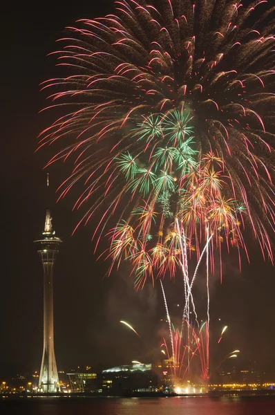 Farbenfrohes Feuerwerk mit Wahrzeichen von Macau lizenzfreie Stockbilder