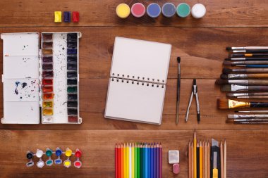 Masaüstü işyeri tasarımcı, sanatçı, ressam