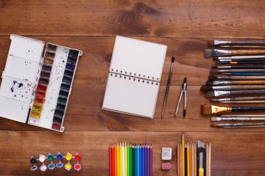 Masaüstü işyeri tasarımcı, sanatçı, ressam