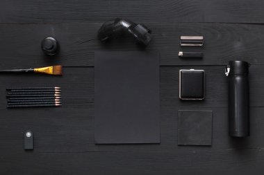 Sanatçının siyah masa üstü görünümü.