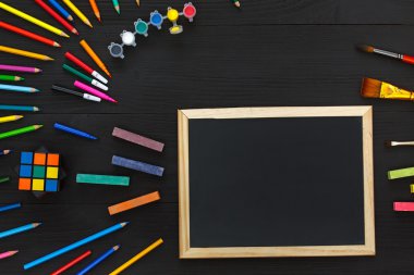 çalışma alanı renkli sanat araçları ile