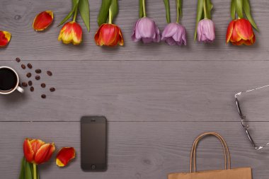 çalışma alanı ile çiçekler üzerinde Üstten Görünüm.