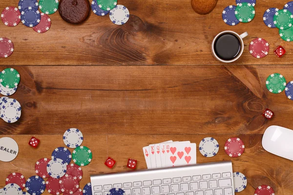 Casino chips, tarjetas y taza de café — Foto de Stock