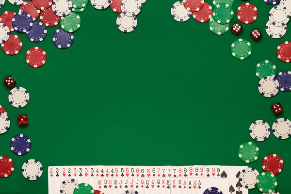 Fichas de casino e cartões — Fotografia de Stock