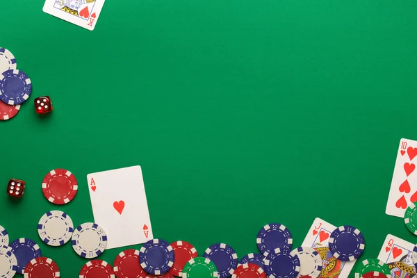 Casino chips en kaarten — Stockfoto