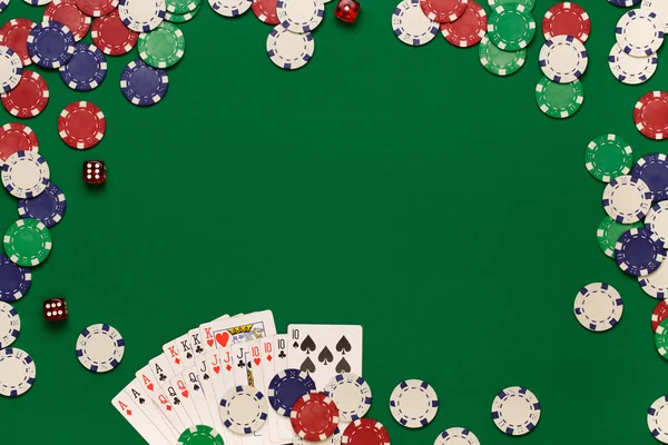 Casino chips en kaarten — Stockfoto