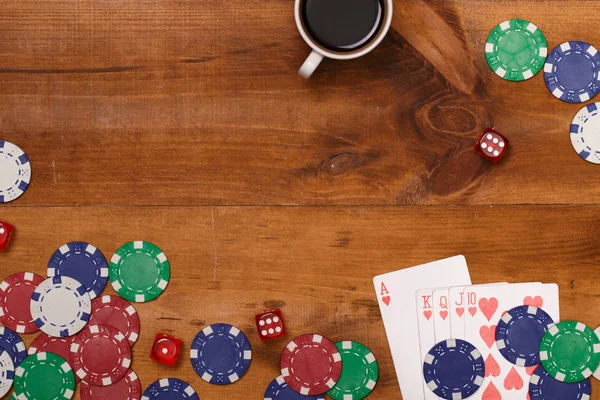 Casino chips, kaarten en kopje koffie — Stockfoto