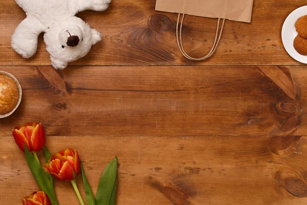 Ovanifrån på arbetsplatsen med blommor. — Stockfoto