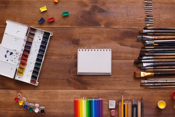 Masaüstü işyeri tasarımcı, sanatçı, ressam