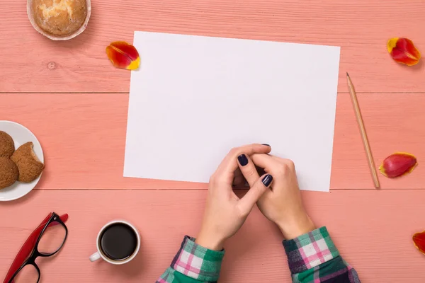 Mãos femininas com folha de papel — Fotografia de Stock