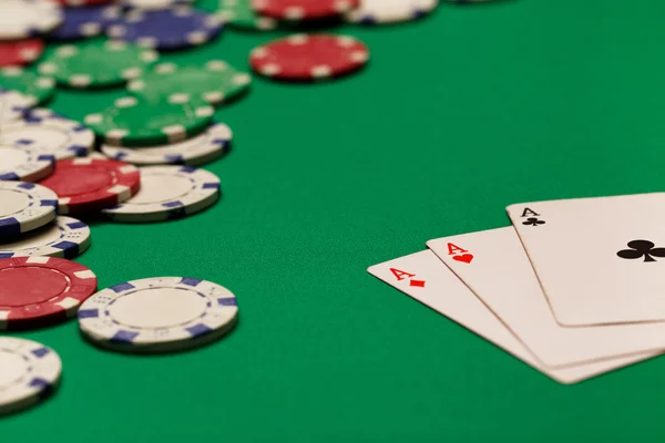 Fichas y tarjetas de casino —  Fotos de Stock