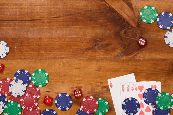 Casino chips, tarjetas y taza de café —  Fotos de Stock