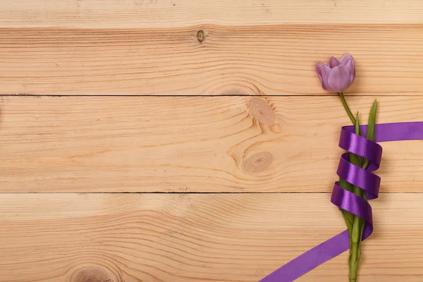 Drewniany stół z kwiatem — Zdjęcie stockowe