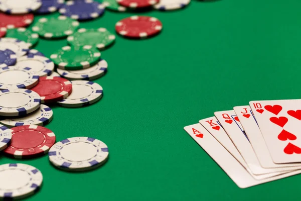 Casino chips en kaarten — Stockfoto