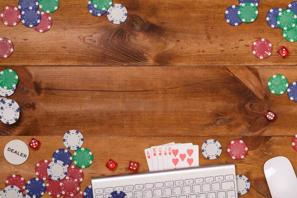 Fichas de casino e cartões com teclado — Fotografia de Stock