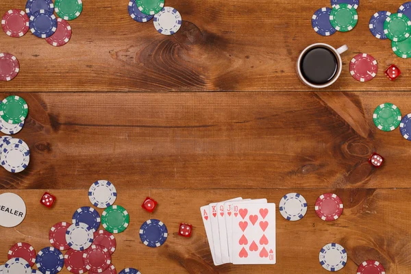 Casino chips, tarjetas y taza de café — Foto de Stock