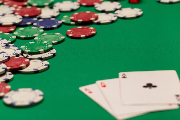 Fichas de casino e cartões — Fotografia de Stock