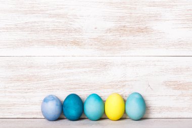 Ahşap çalışma alanı renkli yumurta ile