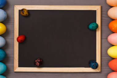 Ahşap çalışma alanı üzerinde Paskalya yumurtaları