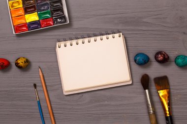 Yumurta boyama araçları ile