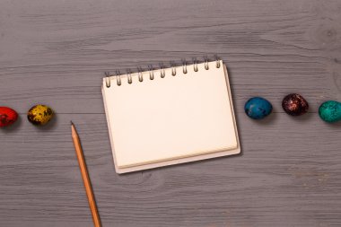 Ahşap çalışma alanı üzerinde Paskalya yumurtaları