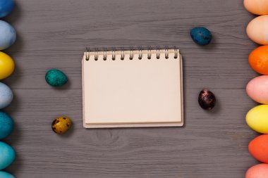 Ahşap çalışma alanı üzerinde Paskalya yumurtaları