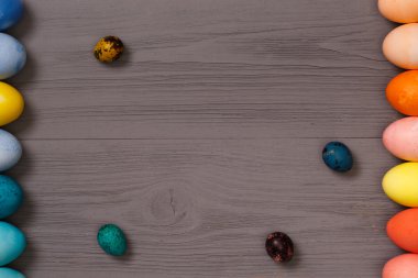 Ahşap çalışma alanı renkli yumurta ile