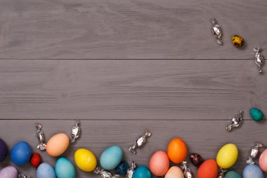 Paskalya yumurtaları ve şekerler