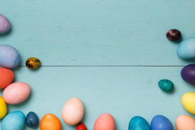 Ahşap çalışma alanı renkli yumurta ile