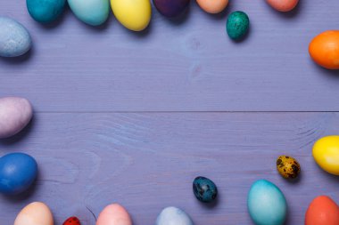 Ahşap çalışma alanı renkli yumurta ile