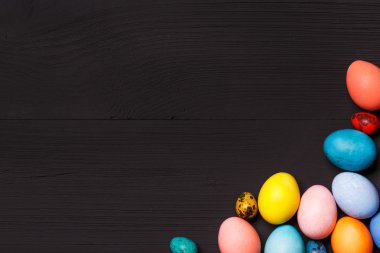 Ahşap çalışma alanı renkli yumurta ile