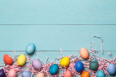 Ahşap çalışma alanı renkli yumurta ile