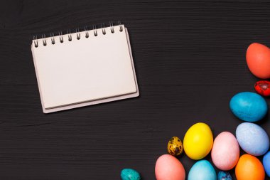 Ahşap çalışma alanı üzerinde Paskalya yumurtaları