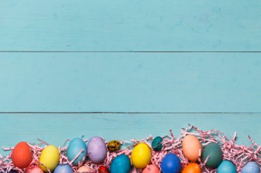 Ahşap çalışma alanı renkli yumurta ile