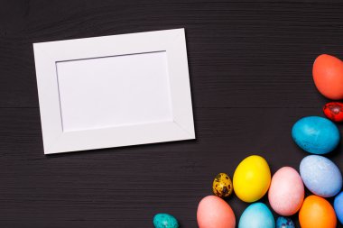 Ahşap çalışma alanı üzerinde Paskalya yumurtaları