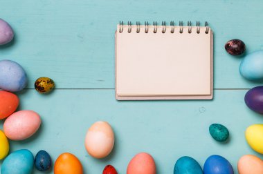 Ahşap çalışma alanı üzerinde Paskalya yumurtaları