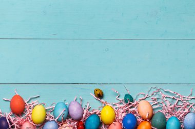 Ahşap çalışma alanı renkli yumurta ile