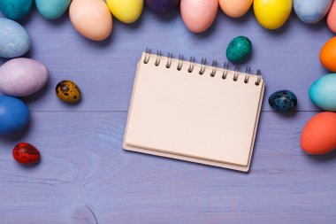 Ahşap çalışma alanı üzerinde Paskalya yumurtaları