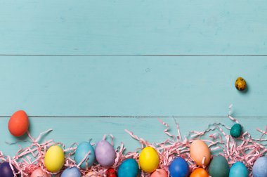 Ahşap çalışma alanı renkli yumurta ile