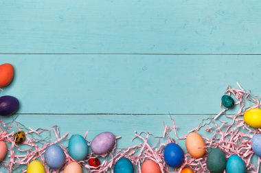 Ahşap çalışma alanı renkli yumurta ile