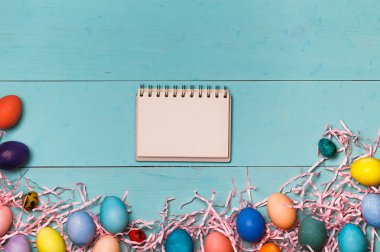 Ahşap çalışma alanı üzerinde Paskalya yumurtaları